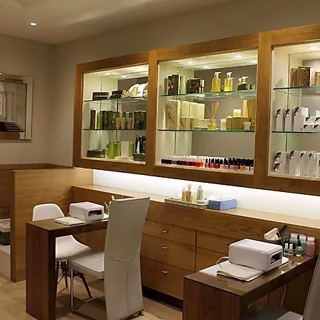 Bay Conference & Leisure Centre Hotell 4*