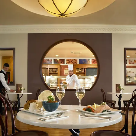 Отель Bay Conference & Leisure Centre 4*