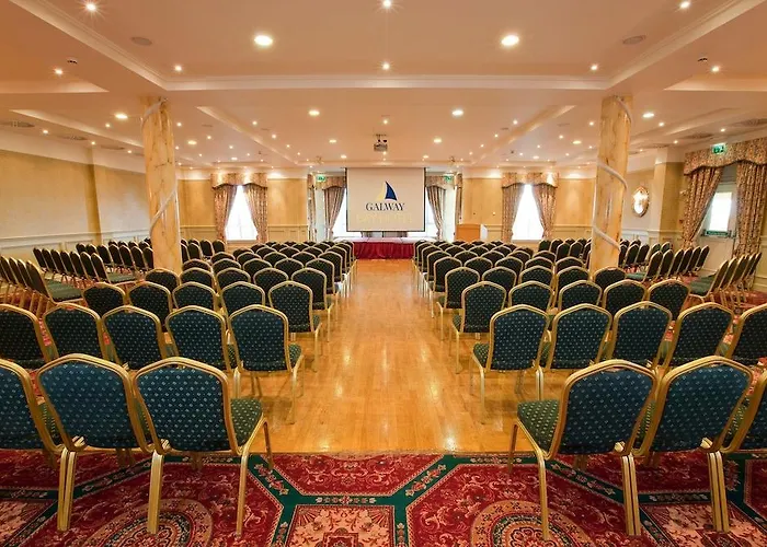 Hotel Bay Conference & Leisure Centre 4*