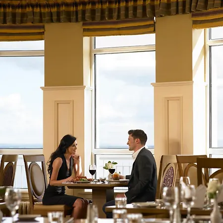 Bay Conference & Leisure Centre Hotell 4*